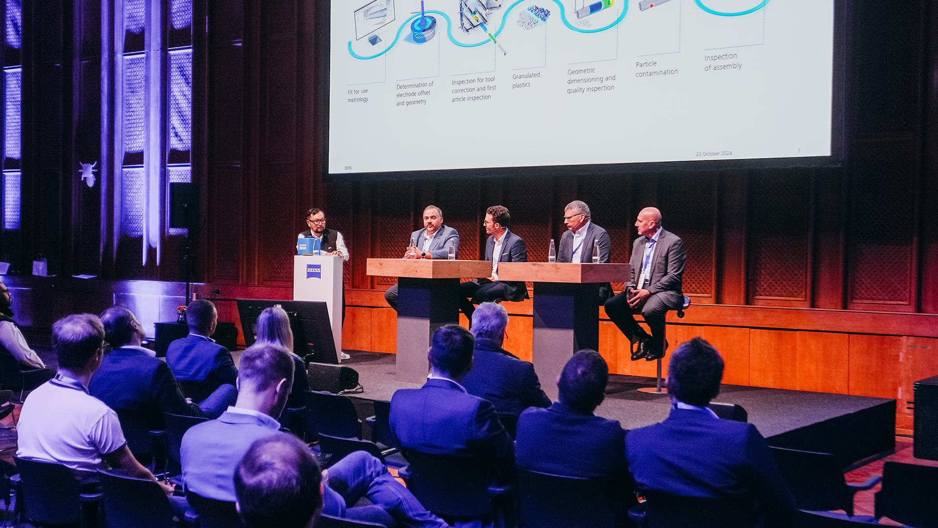 Panel Discussion mit vier Referenten beim ZEISS Quality Innovation Summit 