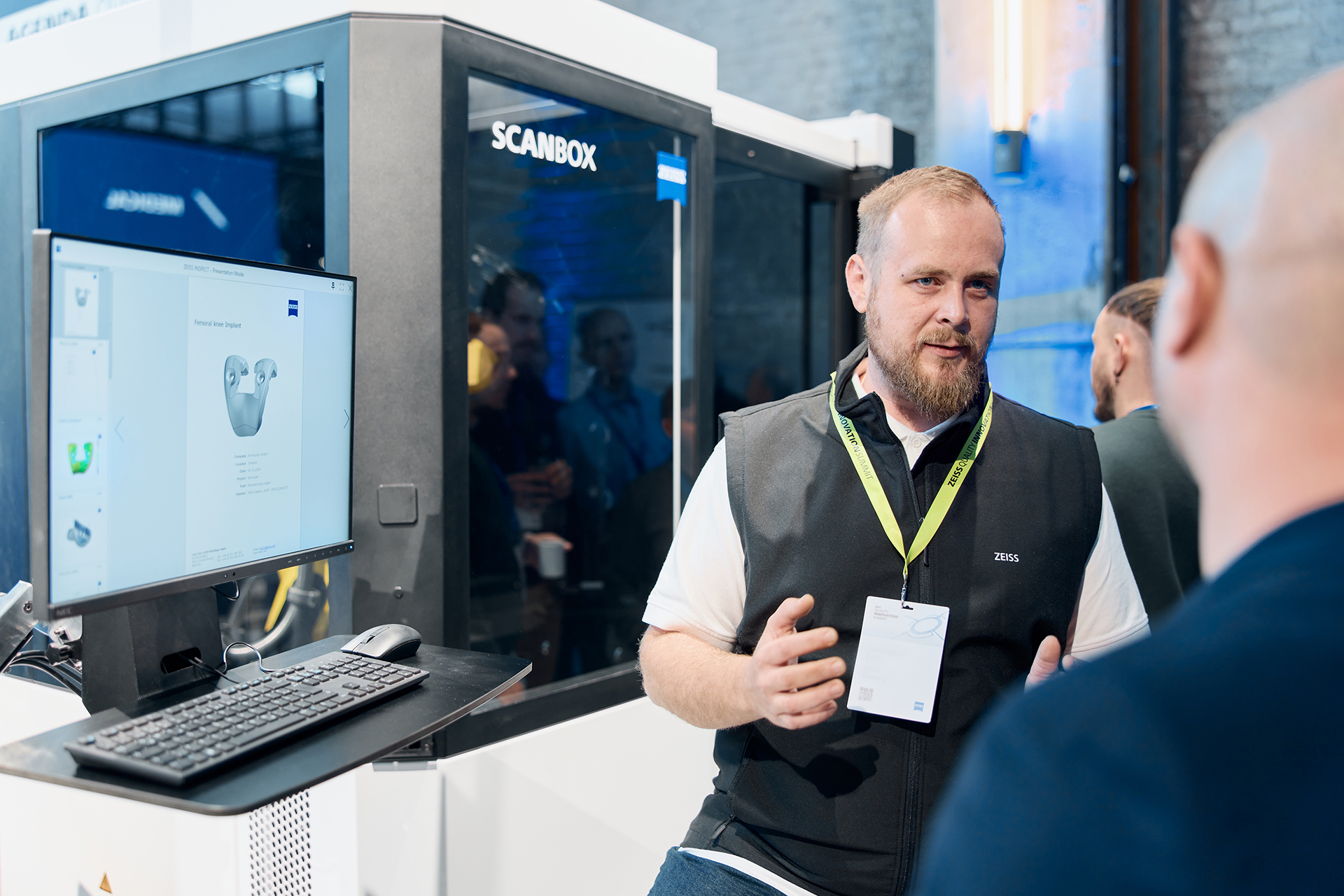 Kundengespräch vor der ZEISS ScanBox 4105 