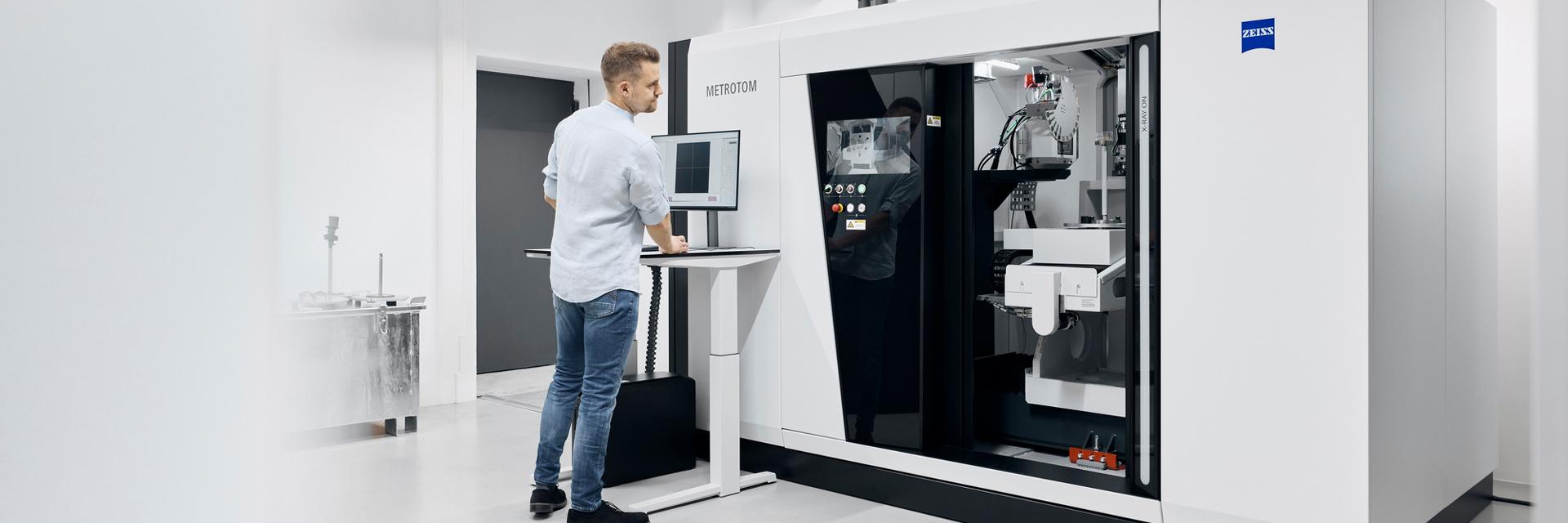 Mann bedient X-Ray Maschine Metrotom