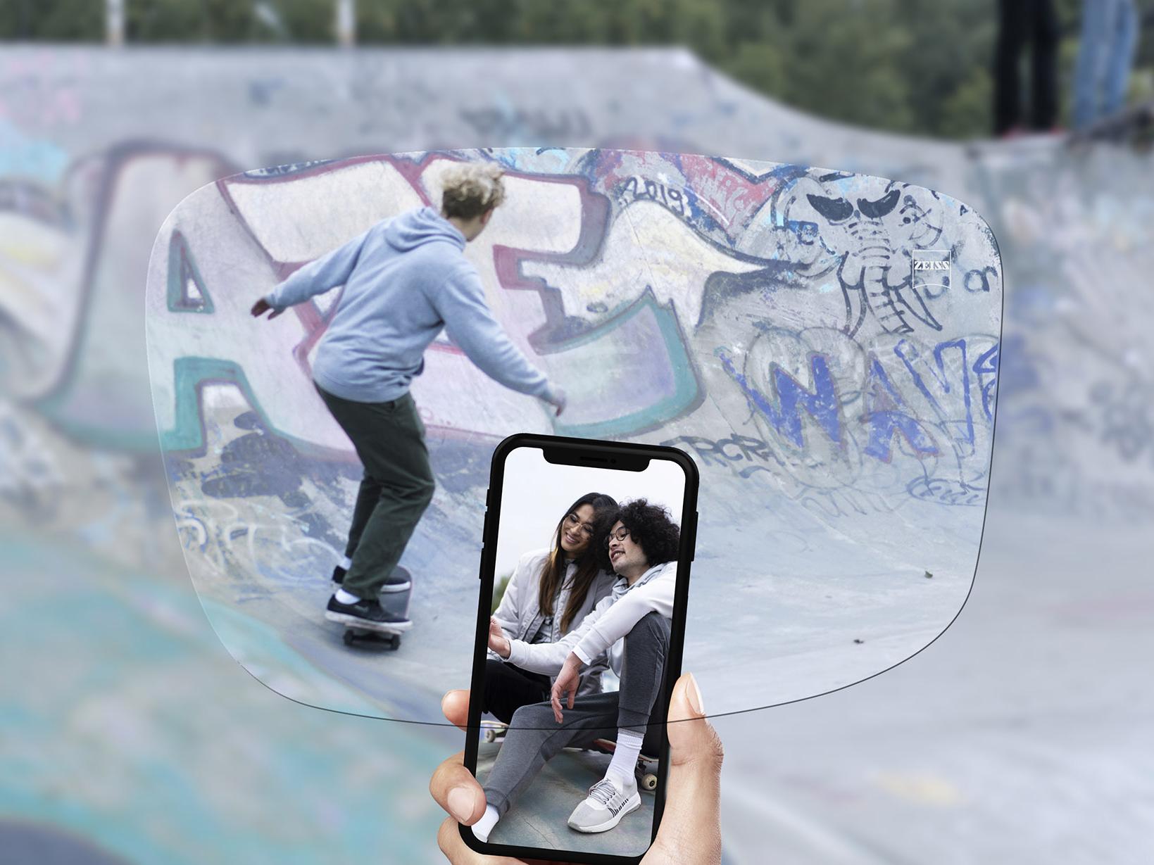 Blick auf einen Skatepark durch ZEISS SmartLife Einstärkengläser.