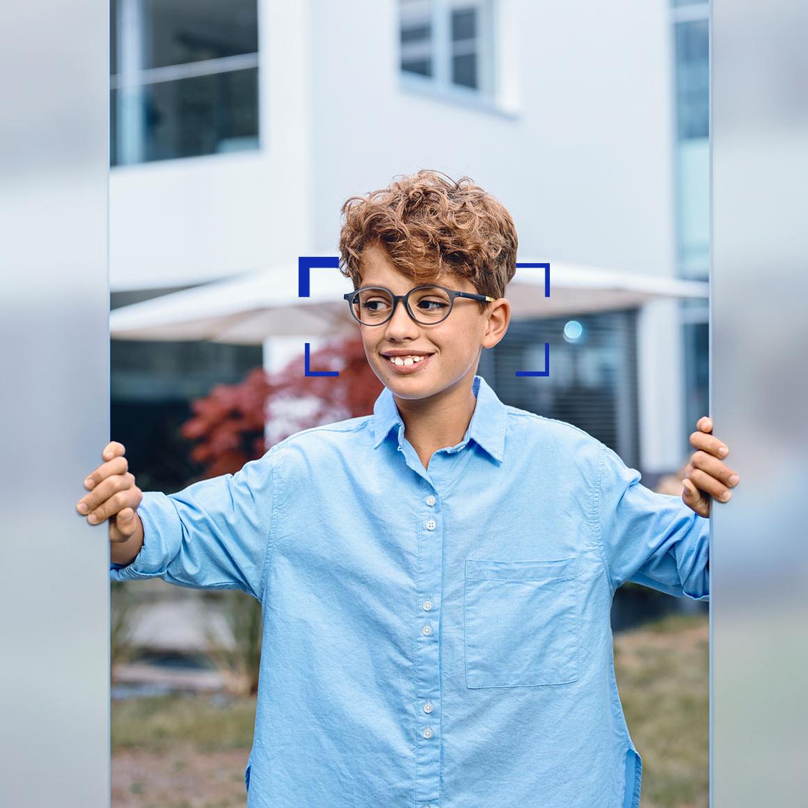 Jeune garçon portant des verres ZEISS SmartLife Young