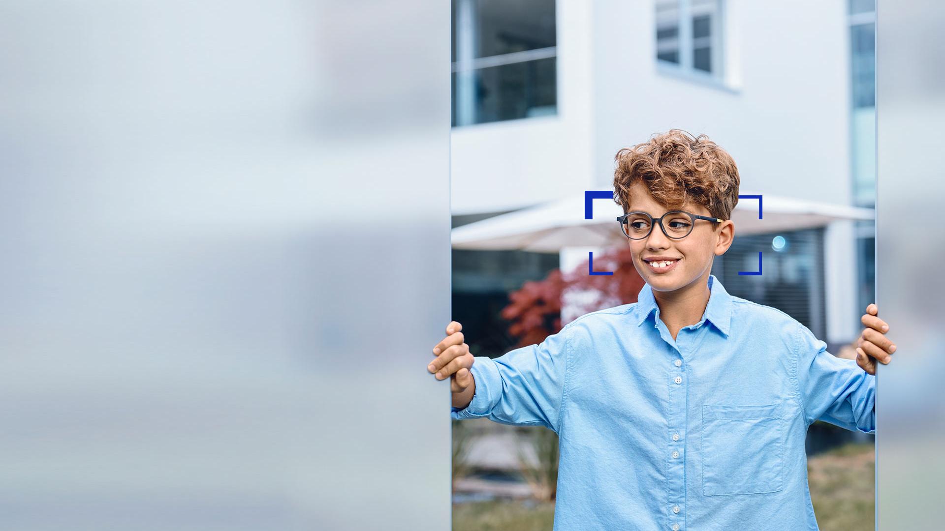 Jeune garçon portant des verres ZEISS SmartLife Young