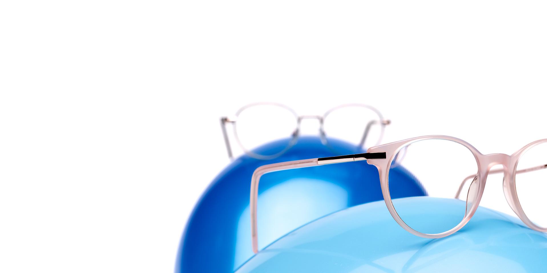 2 paires de lunettes sur 2 ballons bleus