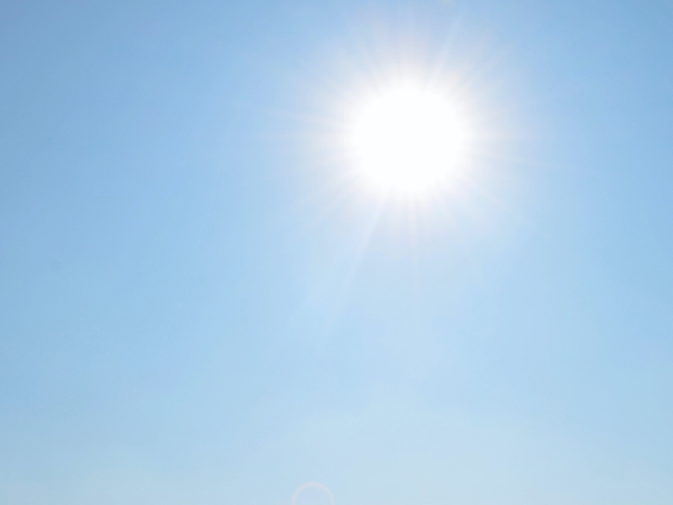 Ein Bild mit blauem Himmel und Sonne. 