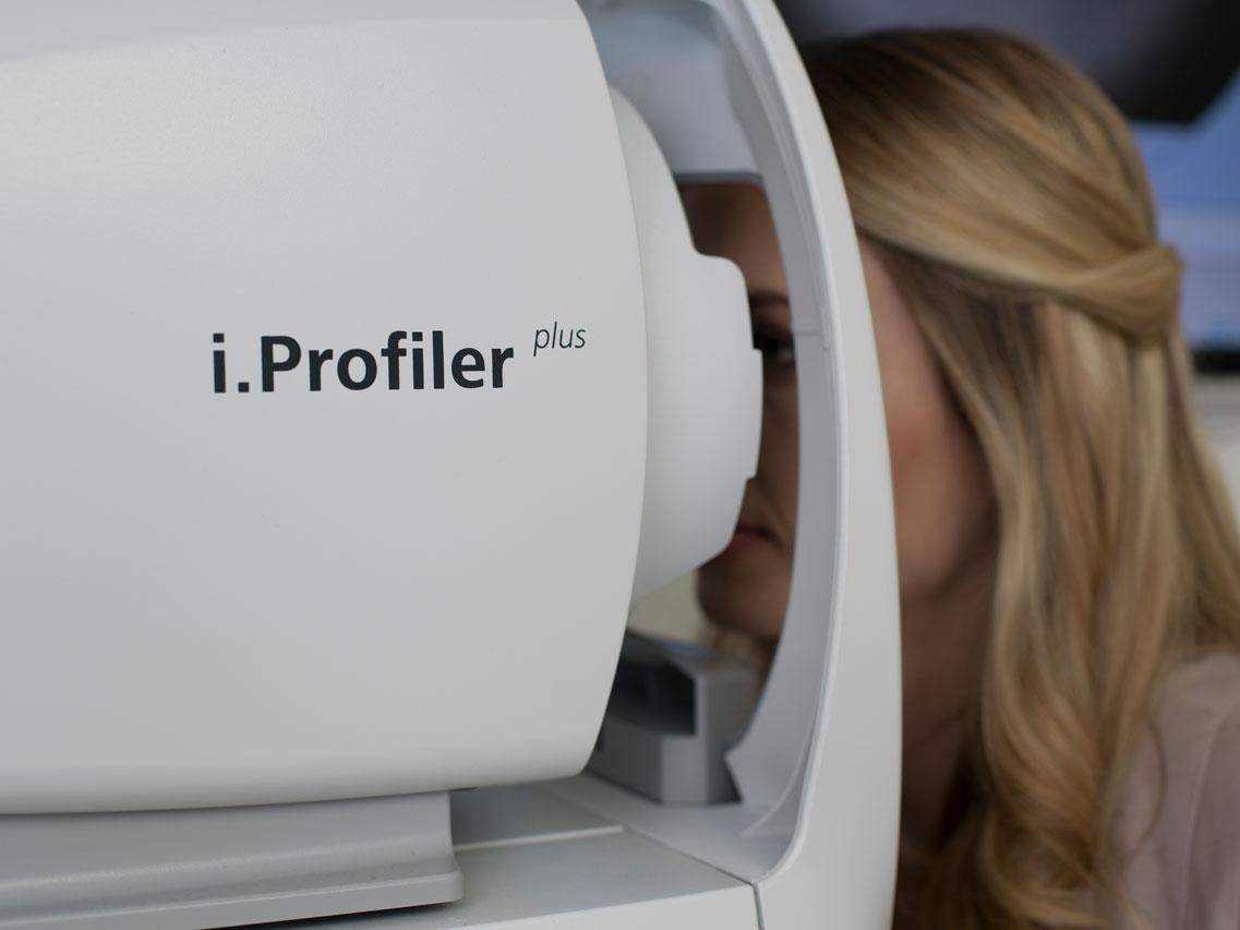 L&apos;i.Profiler®plus de ZEISS peut mesurer plus de 1 500 points de référence par œil en seulement 60 secondes.