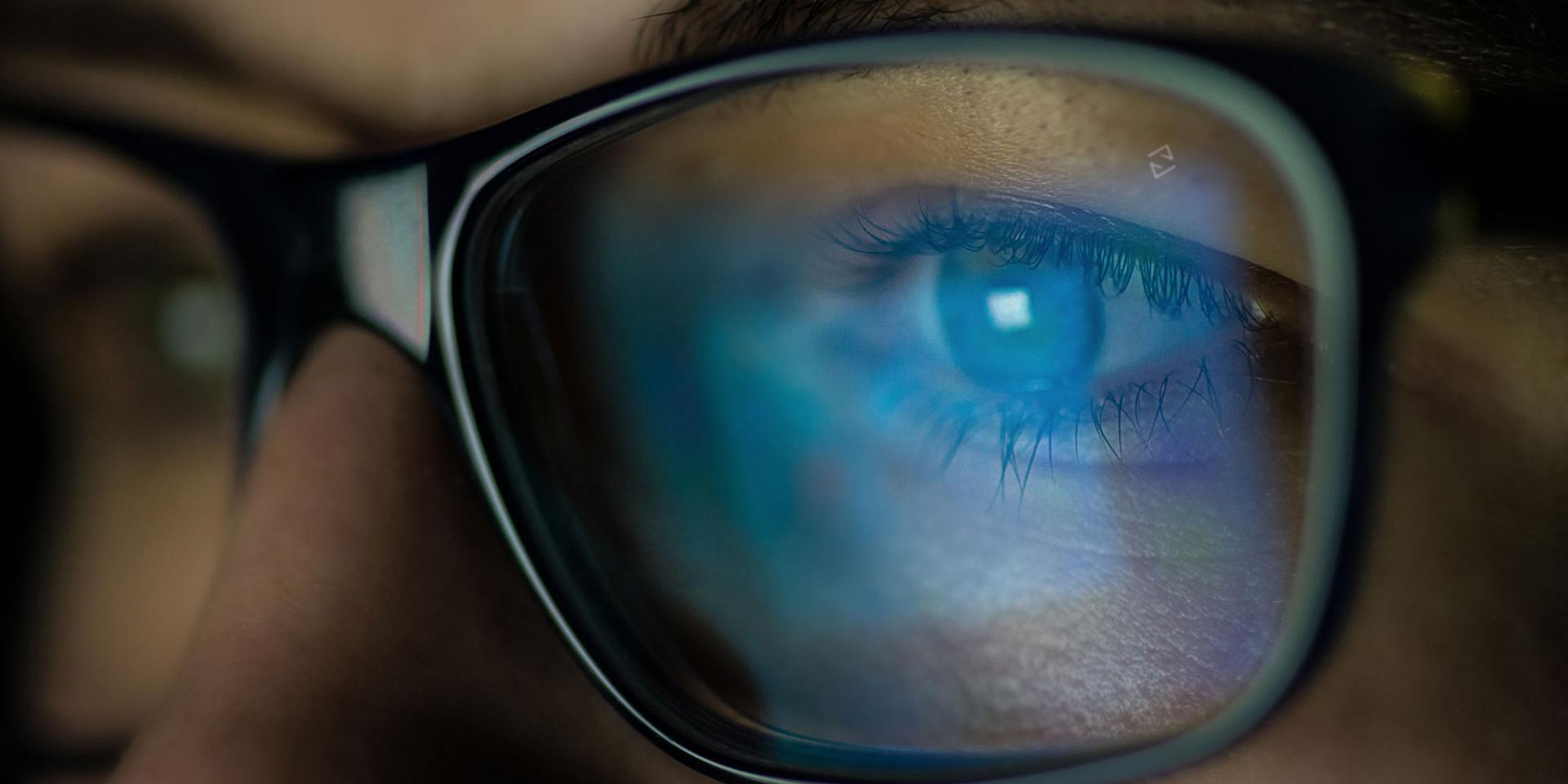 Eine Person mit ZEISS Digital Lenses blickt auf ein digitales Display