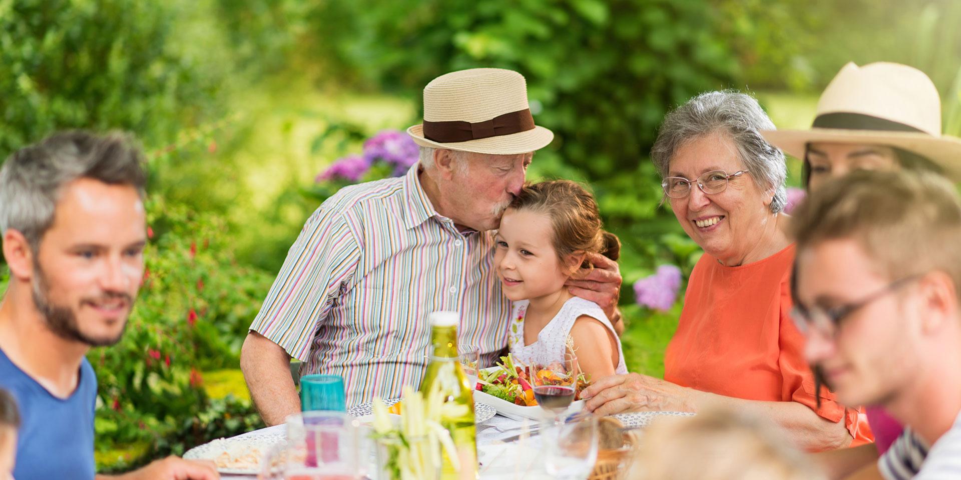 Mittagessen im Garten für eine Mehrgenerationenfamilie