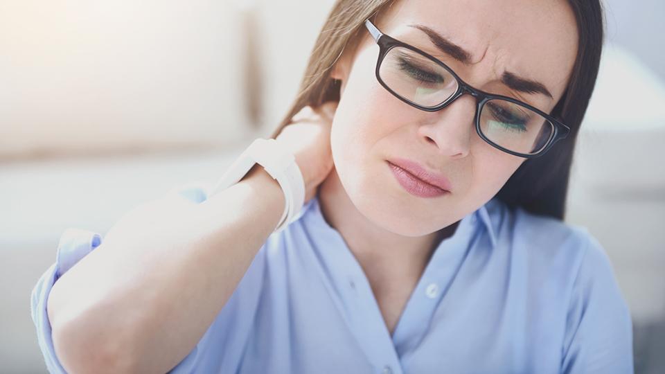 Passer une longue journée de travail devant un écran peut entraîner des douleurs dans le cou, le dos et les épaules.