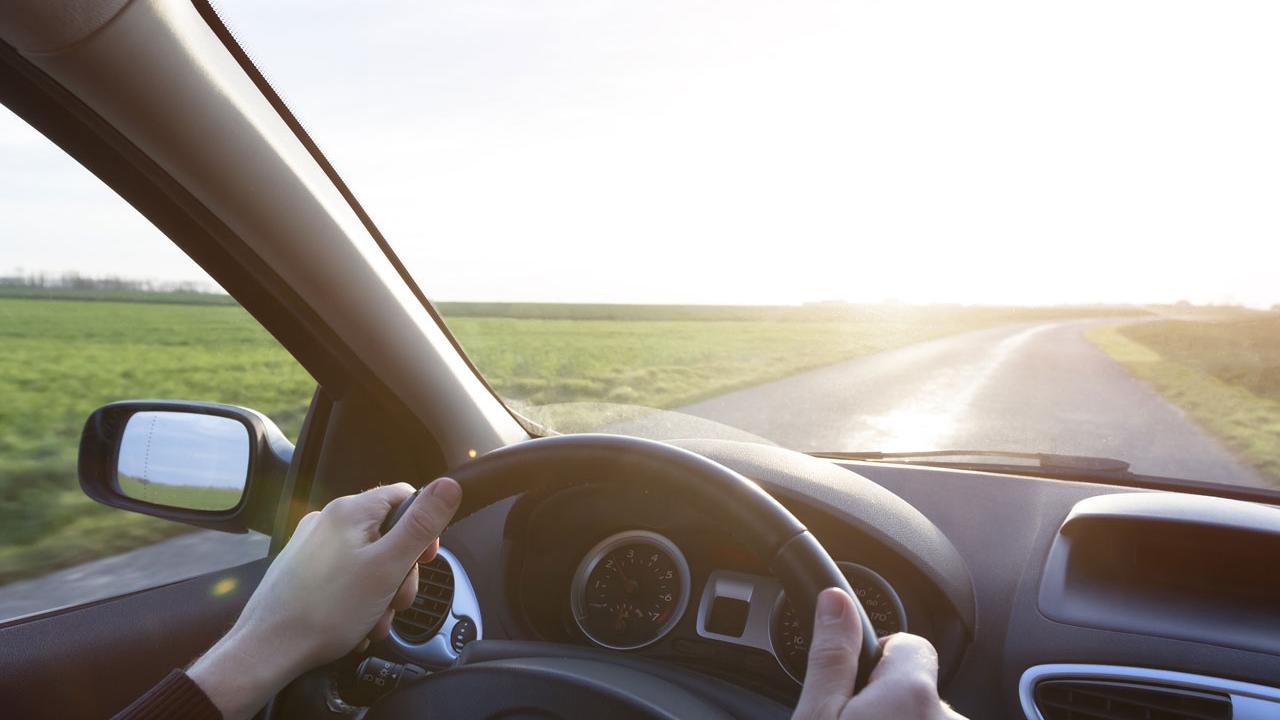 Cette solution s'adresse à tous les adeptes de sports aquatiques, aux conducteurs et à tous ceux qui ne supportent plus les reflets incessants dans leurs lunettes de soleil : des verres avec un filtre polarisant.