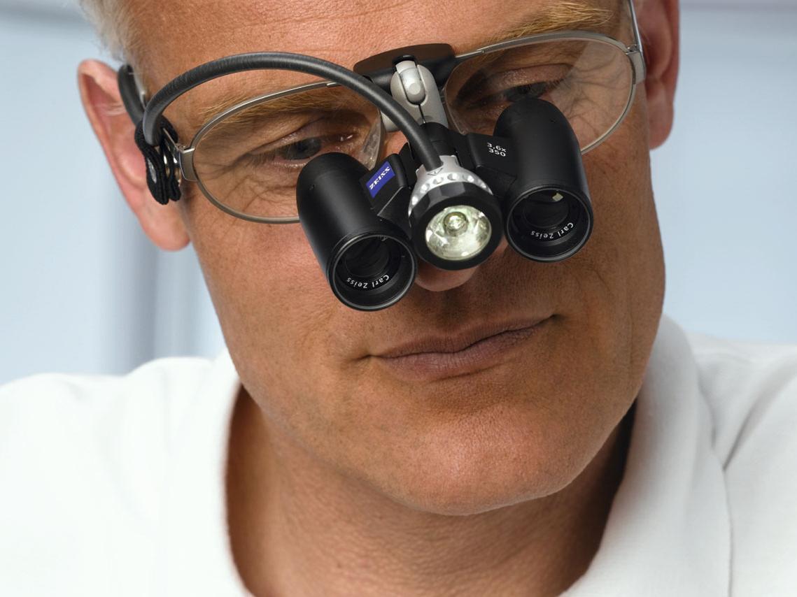 Les dentistes et les prothésistes dentaires se concentrent sur des parties extrêmement petites de la dent, les horlogers sur des engrenages de taille minime et les esthéticiennes doivent avoir une vision parfaitement nette du teint de leurs clientes.