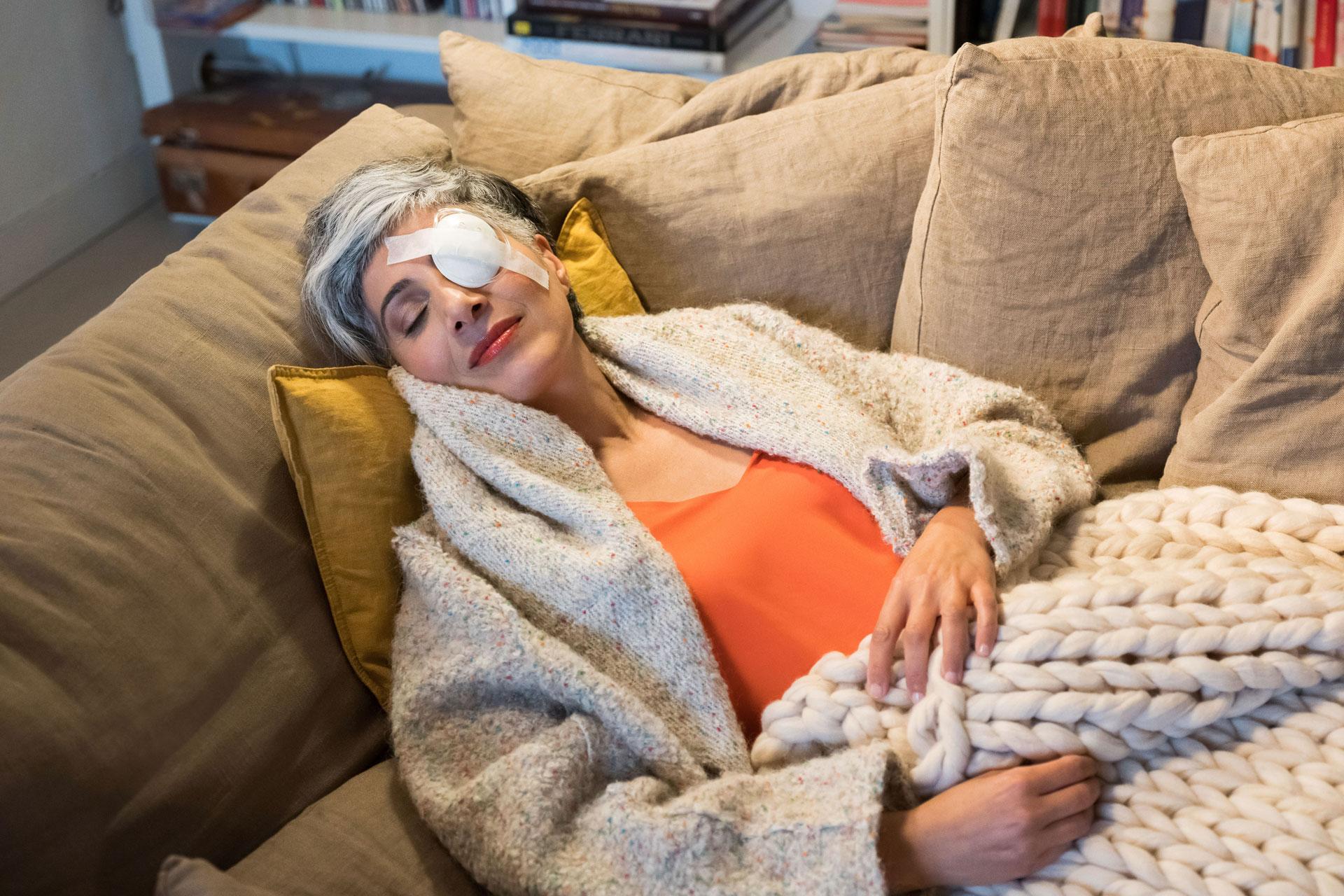 Couple de personnes âgées se relaxant