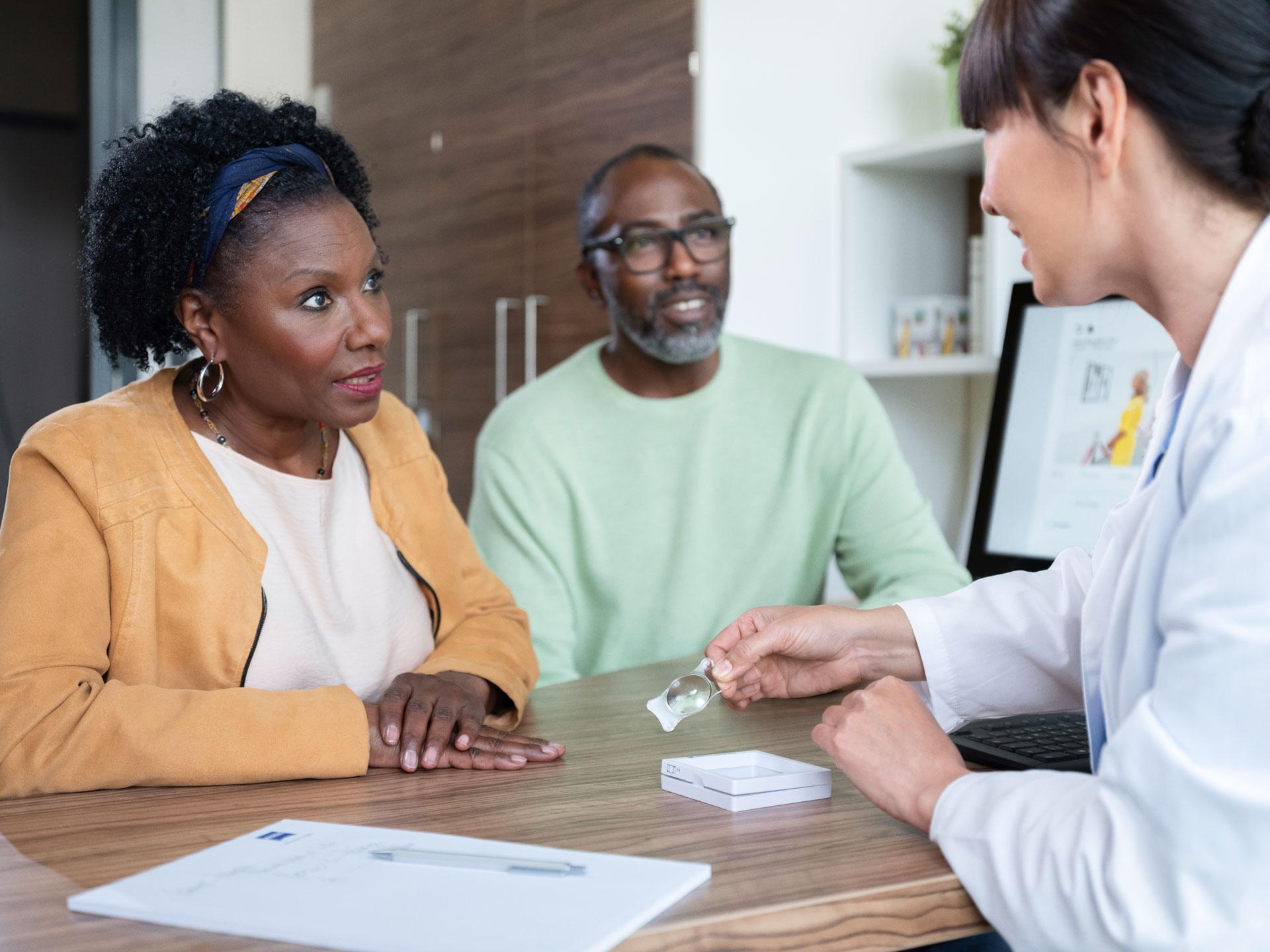 Un médecin décrit en détail les lentilles à son patient