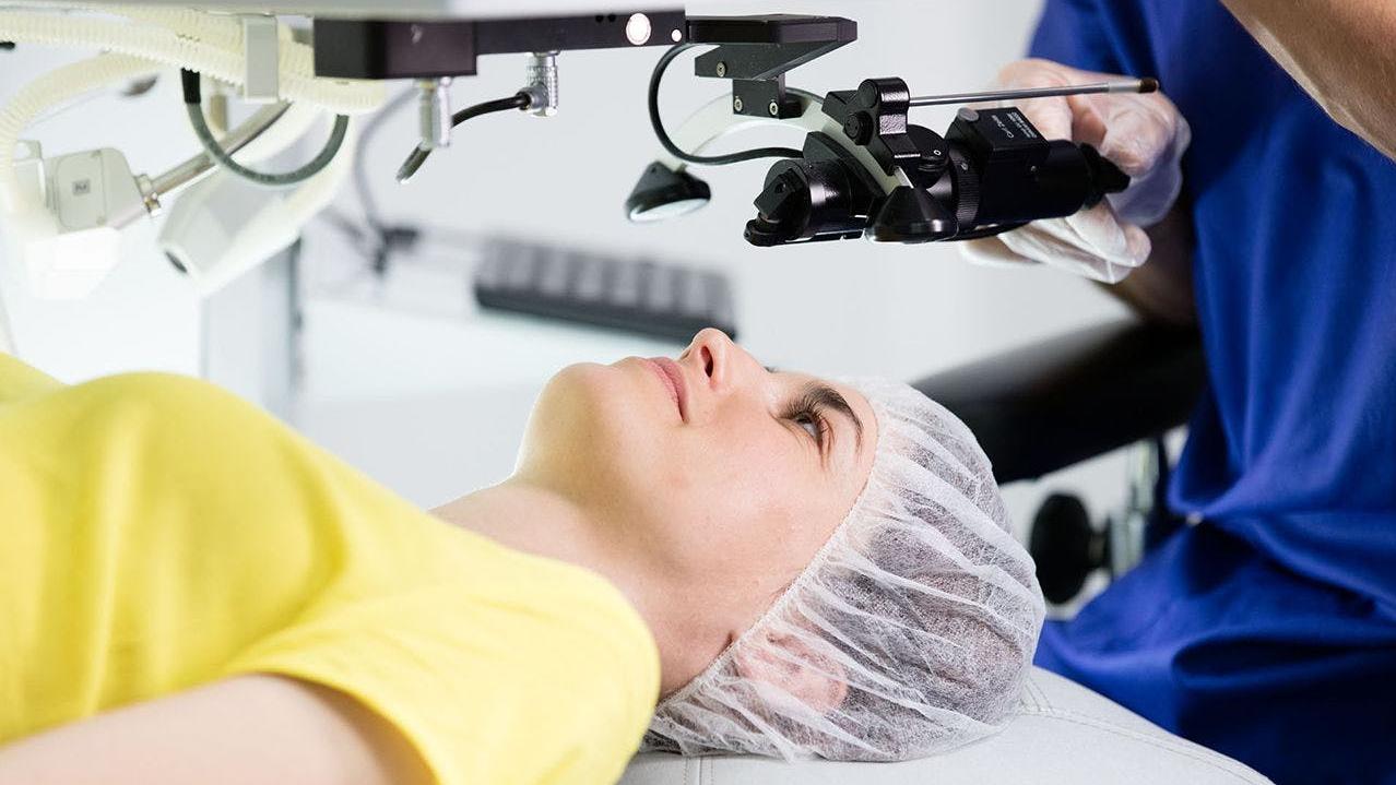 Patient pendant une chirurgie oculaire au laser