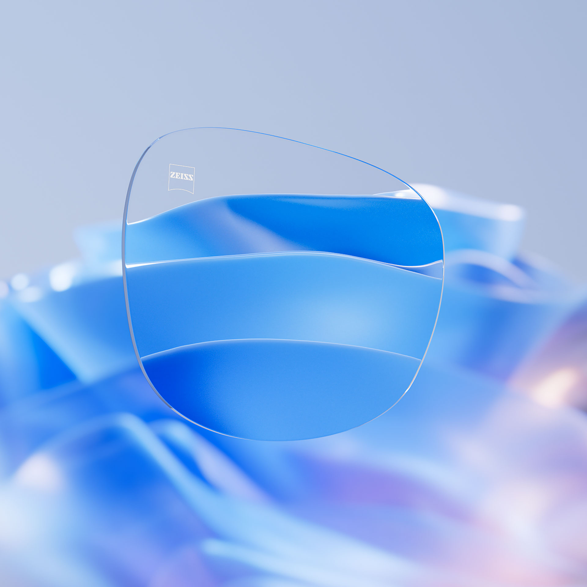 Eine Person mit herkömmlichen Brillengläsern auf einer belebten Straße, dargestellt mit Mehrfachbelichtungseffekten. 