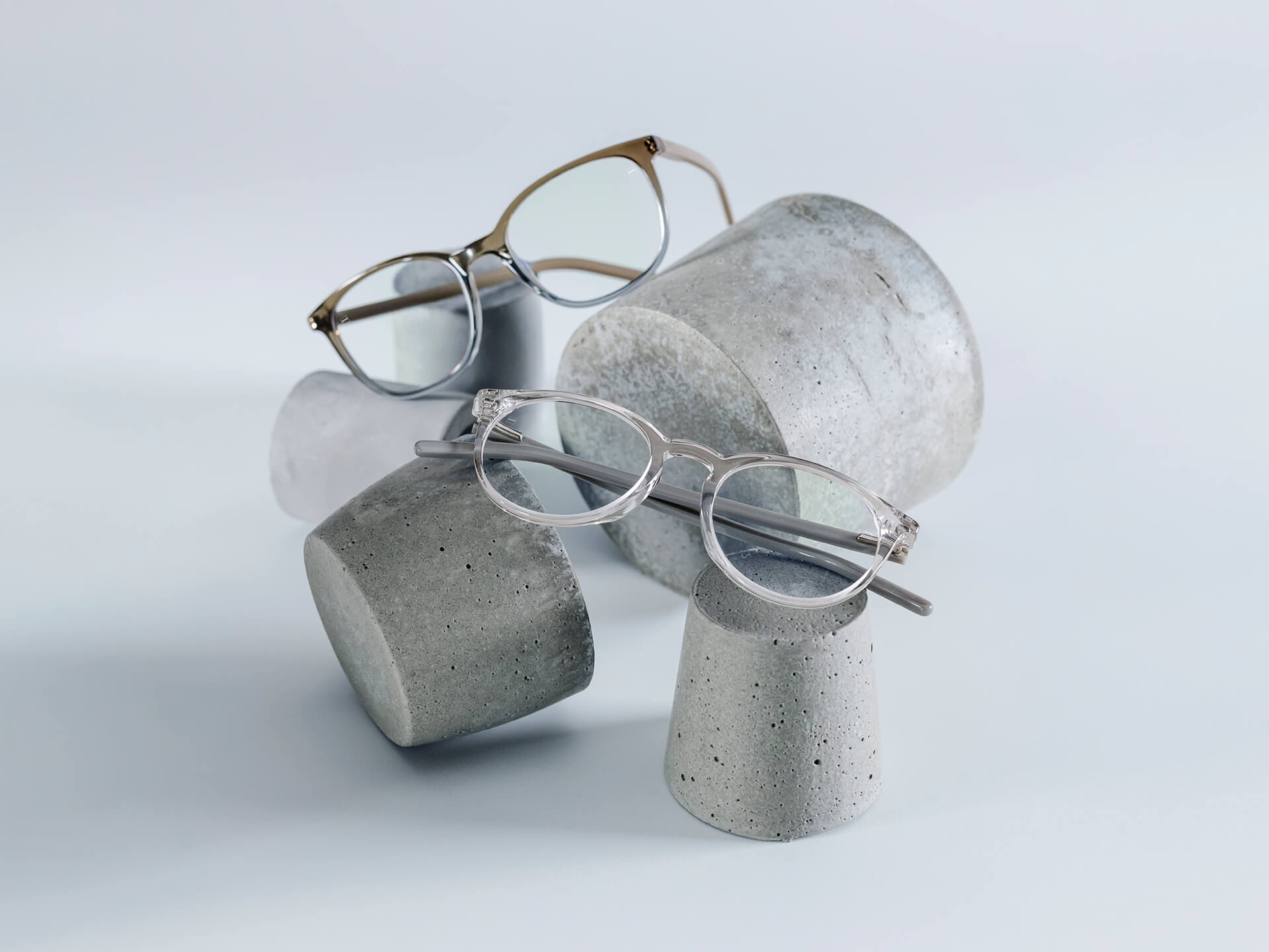 Brillen mit ZEISS Brillengläsern mit DuraVision® Chrome-Beschichtung liegen auf unterschiedlich großen Steinsockeln.