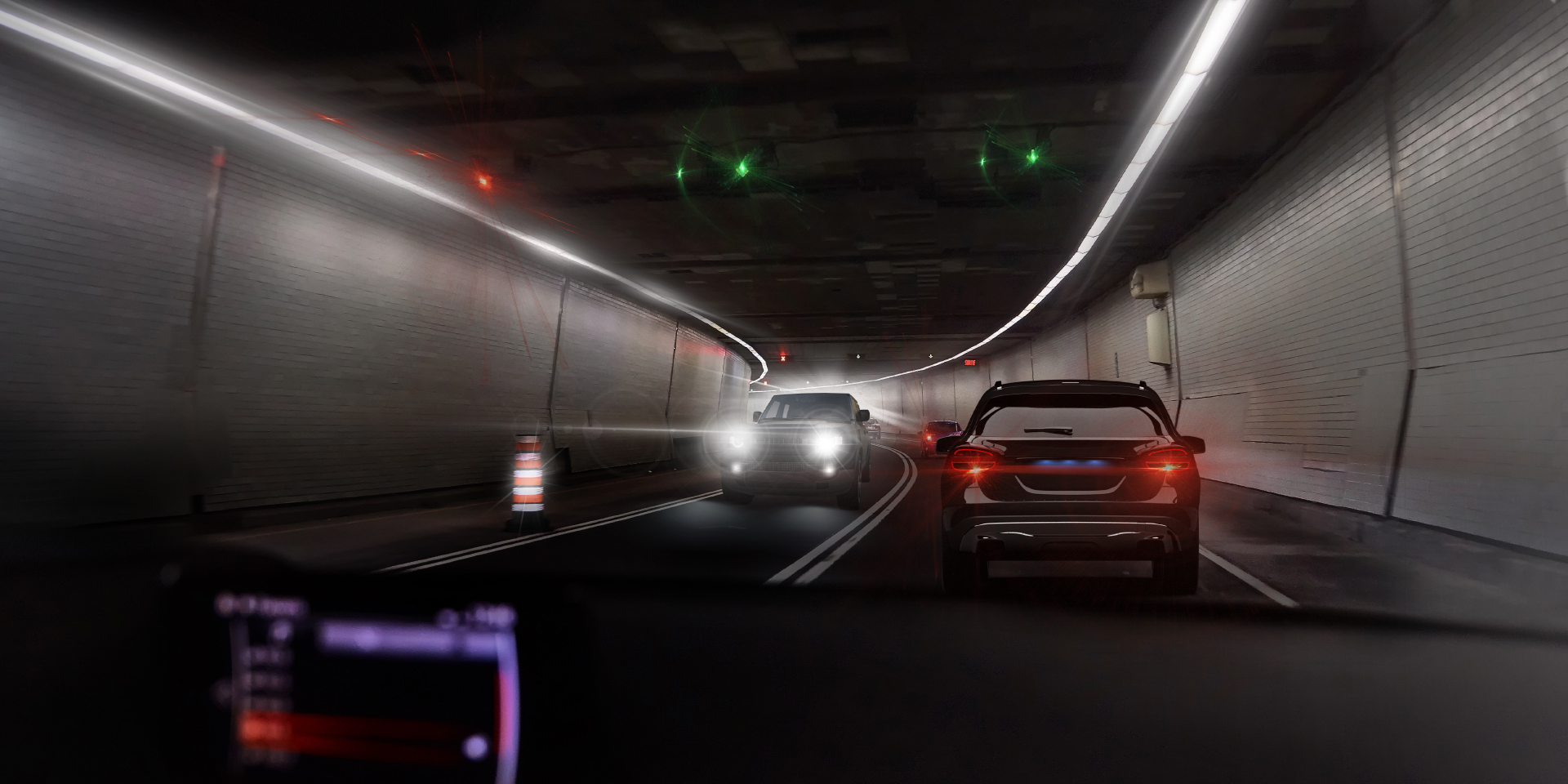 Zwei Bilder aus der Perspektive eines Autofahrers in einem Tunnel mit durchfahrendem Verkehr. Das eine Bild zeigt die Blendung durch ein Auto und die Tunnelbeleuchtung, das andere Bild zeigt deutlich weniger Blendung.