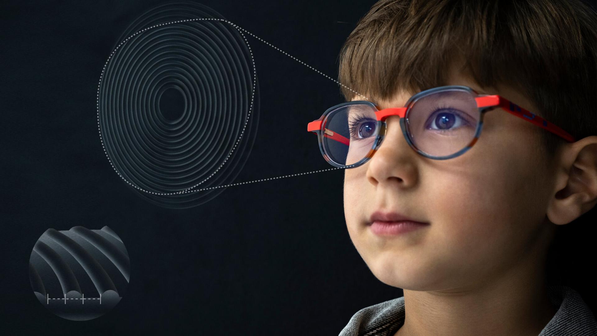 Nahansicht eines ZEISS MyoCare Brillenglasdesigns für die Myopie-Behandlung bei Kindern und Jugendlichen.