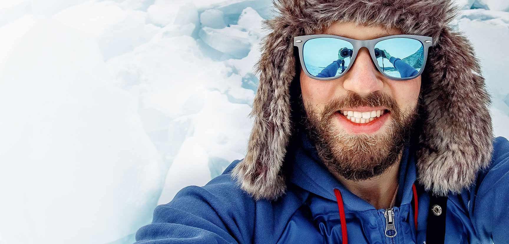 Portrait d’un bonhomme de neige en train de skier