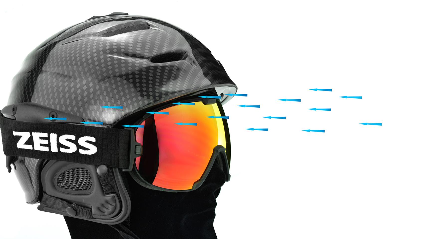 Un casque noir avec un masque de ski ZEISS rouge