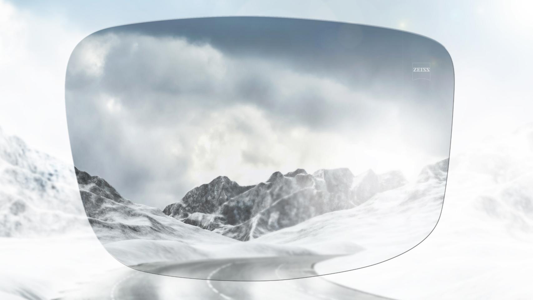 Vue d’une route de montagne enneigée avec et sans verres polarisés. Avec des verres polarisés, l’éblouissement est réduit pour une vue plus nette devant soi.