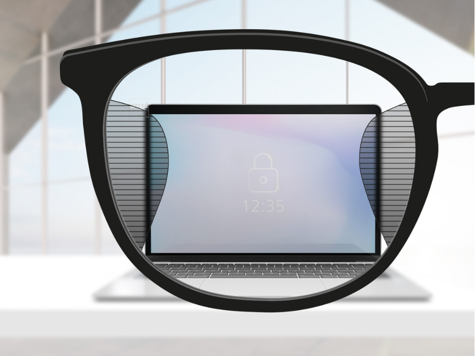 Abbildung mit Blick durch ein ZEISS Arbeitsbrillenglas. Durch die Brillenglasmitte blickt man auf einen Computer-Bildschirm und links und rechts sind geringe unscharfe Flächen zu sehen.