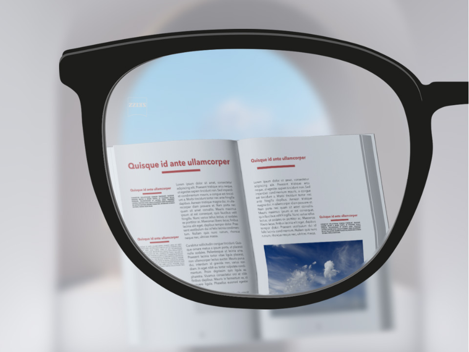  Abbildung mit Blick durch ein ZEISS ClearView Einstärkenglas auf ein Buch. Das Brillenglas ist klar, abgesehen vom äußersten Randbereich des Brillenglases. 