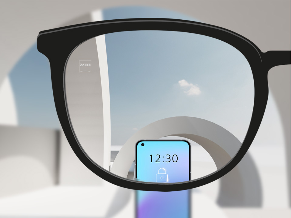 Image montrant à travers un verre ZEISS Smartlife unifocal un point de vue sur un smartphone, la vision étant parfaitement nette.
