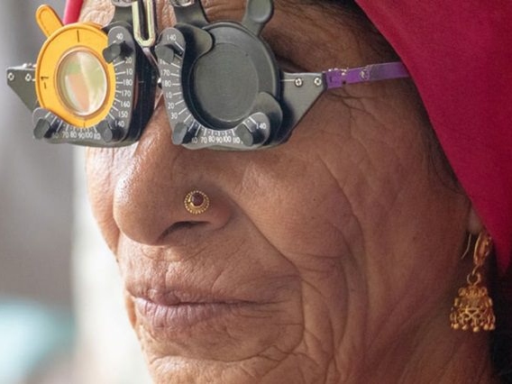 Ältere Frau mit Refraktionsbrille.