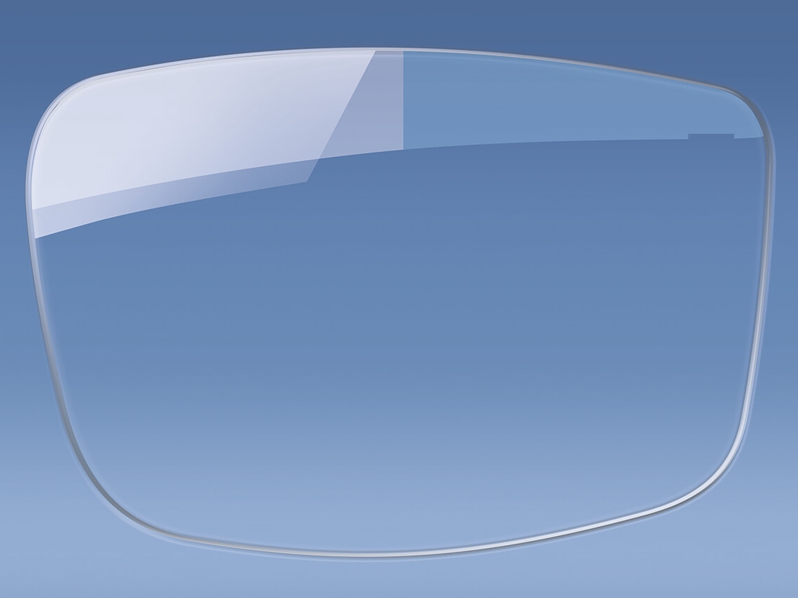Illustration d’un verre de lunettes avec et sans traitement antireflets 