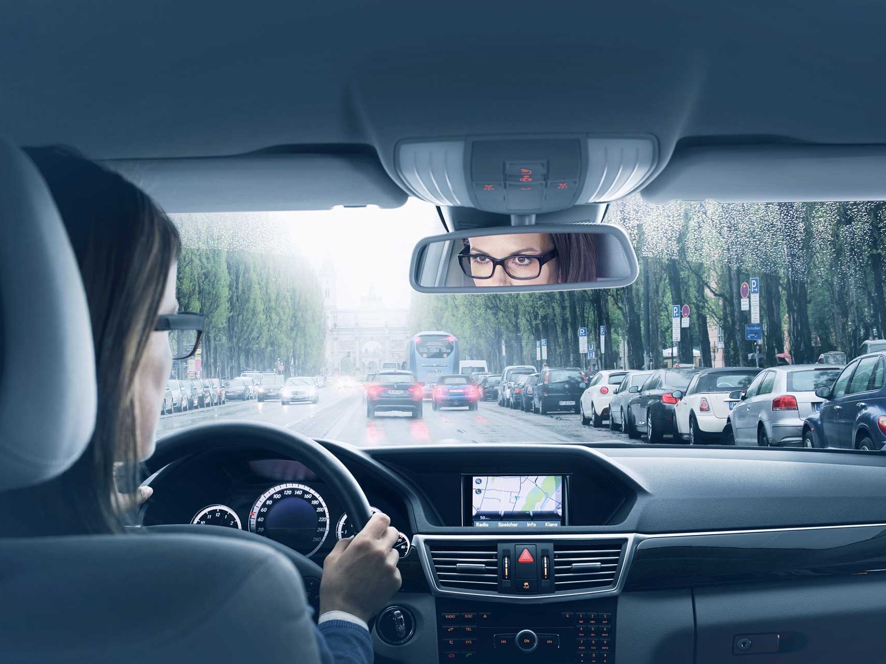 Abbildung einer Frau auf dem Fahrersitz im Innenraum eines Autos. 