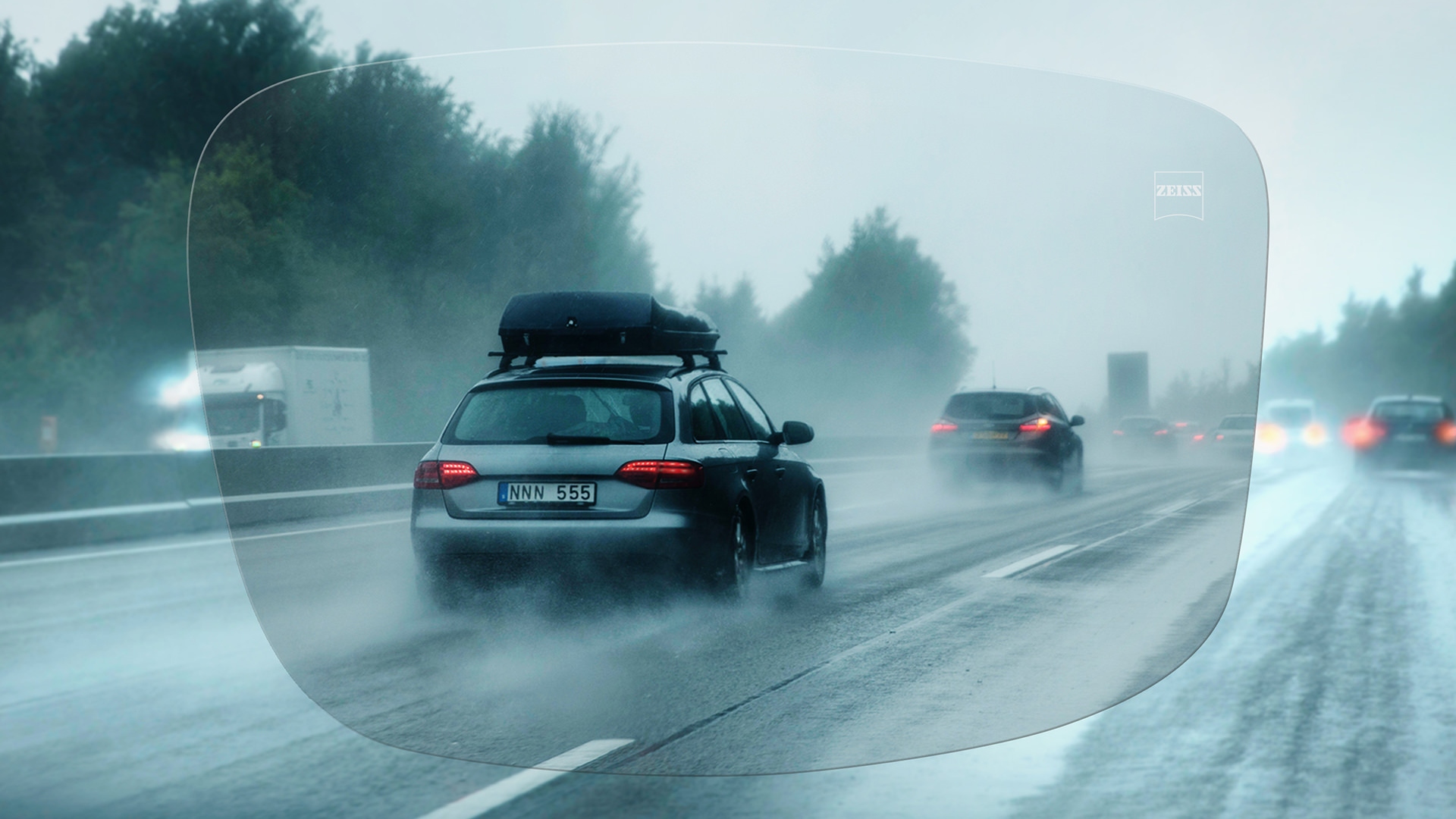 Blick durch ZEISS DriveSafe Individual Einstärkengläser auf eine Autobahn bei Regen 