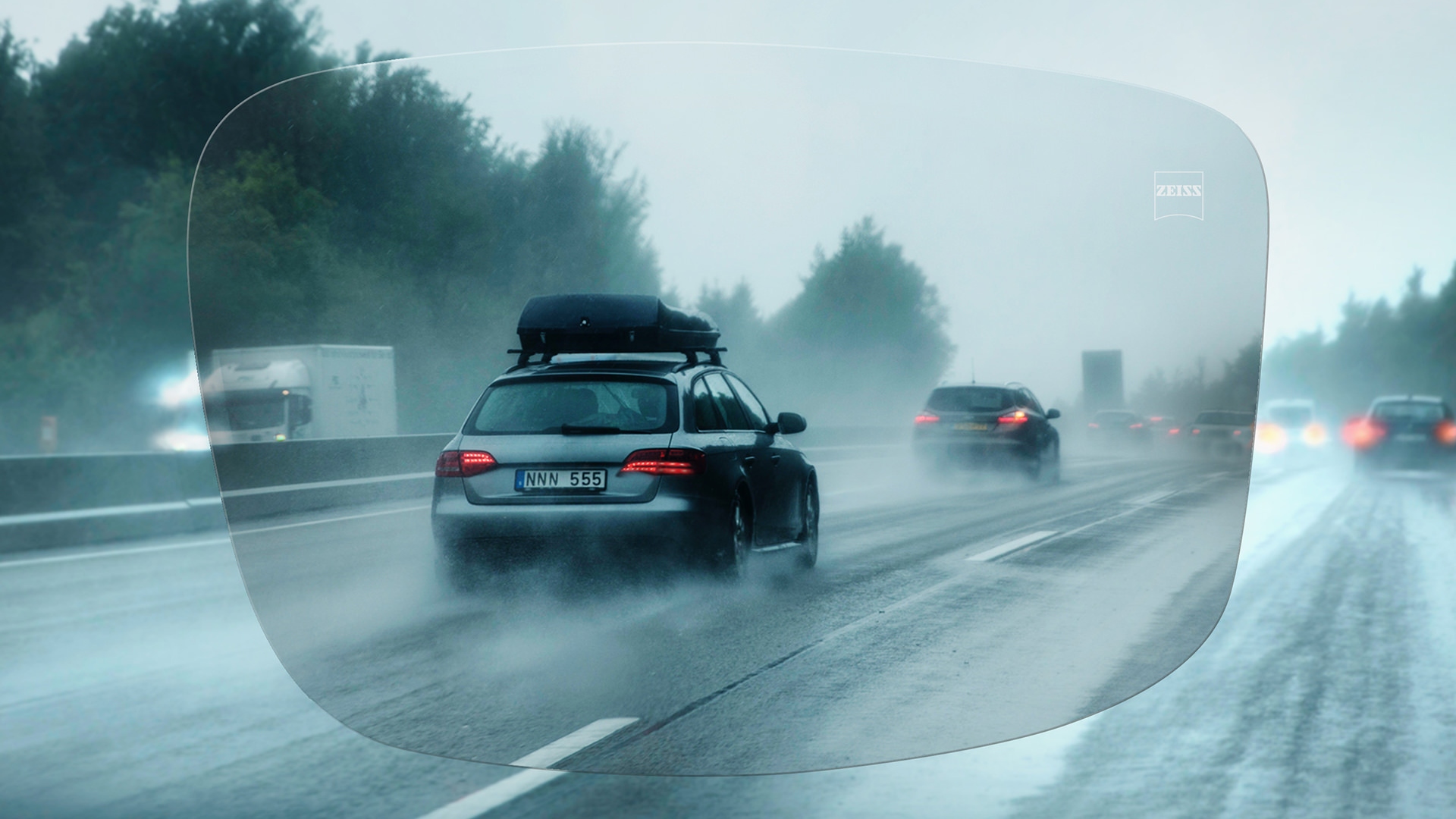 Blick durch ZEISS Einstärken DriveSafe Brillengläser auf eine Autobahn bei Regen 