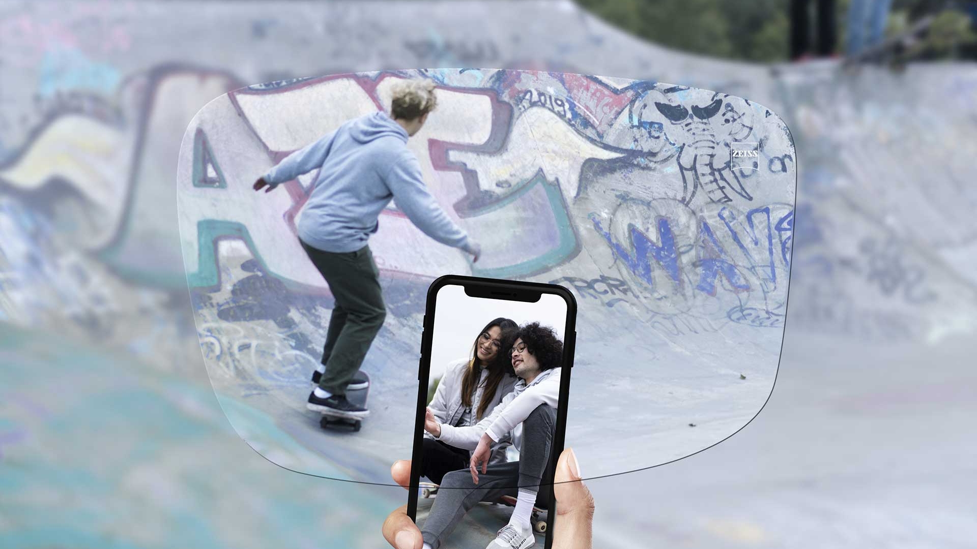 Blick auf einen Skatepark durch ZEISS SmartLife Individual Einstärkengläser. 