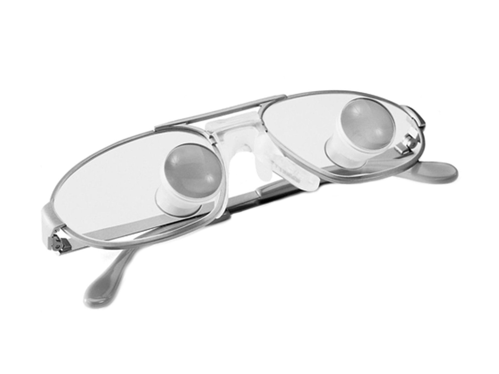 Verres de lunettes avec un lacet et des lunettes téléloupes ZEISS fixées directement sur les verres.